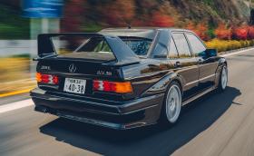Този Mercedes-Benz 190 E 2.5-16 Evolution II не седи в климатизиран гараж. Кара се на писта