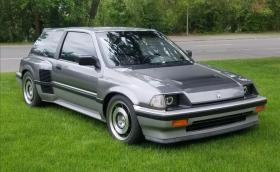 Това е 1984 Honda Civic с централно разположен 3,2-литров V6 и 260 коня