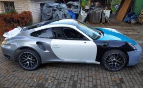 Артур Тушик сглобява това Porsche 911 Turbo S от три други и го прави, като ново