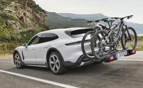 Колелата, качени на багажника на Taycan Cross Turismo, струват по 10 хил. евро