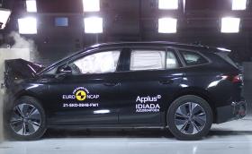 Вижте как електрическата Skoda Enyaq… се удря челно в стена. Видео
