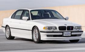 Това BMW 740iL се задвижва от 4,9-литровия S62 от M5, ръчка е и се продава