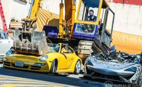 Багер унищожи Porsche, McLaren, Bentley и Lotus (Видео)