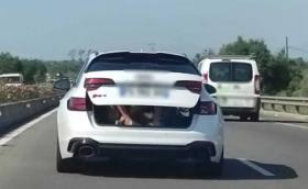 Испанец вози деца в багажника на RS 4 Avant. На магистрала!