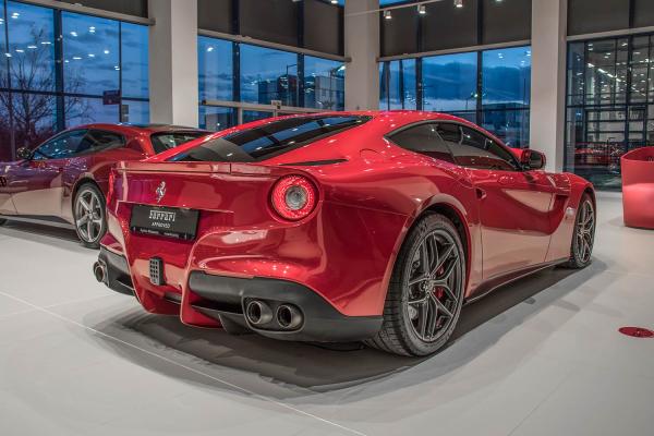 Ferrari F12berlinetta със 740 коня и още 4 „кончета“ в новото ни видео!