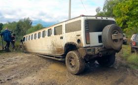 Изненада: Hummer H2 лимузина + офроуд не е добра идея. Видео