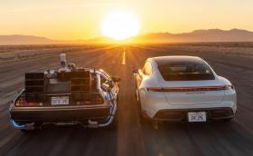 Porsche направи видео с Taycan и… колата от „Завръщане в бъдещето“