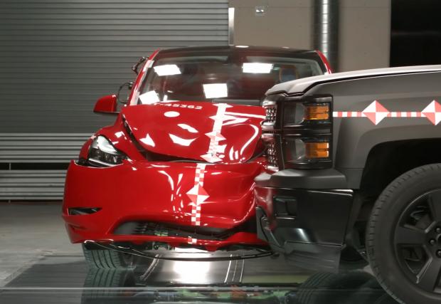 Tesla провежда краш тестовете си по по-различен начин от останалите. Видео