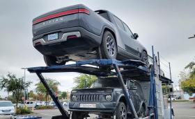 До Чикаго и назад. Еволюцията на автомобила в една снимка. Rivian R1T и Lada Niva
