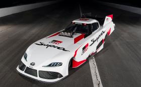 Състезателната Toyota GR Supra Funny Car е мааалко по-различна от серийната кола