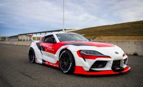 Какво ще кажете за автономна Supra, която обича да дрифти?