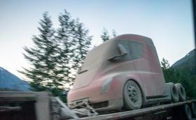 Tesla доставя първите Semi тази година