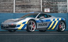 Чешките полицаи получиха и Ferrari 458 Italia