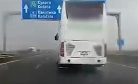 Турски автобус хвърчи със 160 км/ч по “Тракия” в дъжда (Видео)