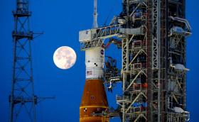 NASA изстрелва най-мощната космическа ракета днес (Видео на живо)