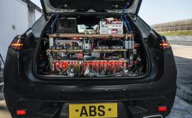 Porsche отлага края на ДВГ заради софтуерни проблеми с електрическия Macan