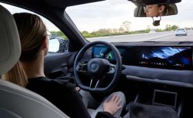 BMW i5 ще сменя лентата автономно, ако погледнете страничното огледало