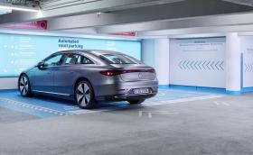 EQE става третият Mercedes, който паркира без шофьор