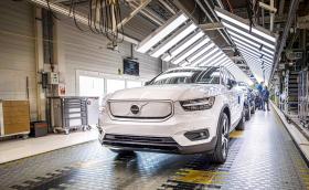 Tesla и Volvo временно спират производство в Европа заради проблемите с корабите в Червено море