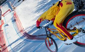 Фабио Вибмер се пусна по ски пистата “Щрайф” с колело