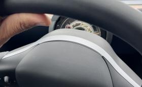 Воланът на чисто нова Tesla Model Y се откачи в движение