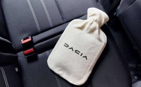 Dacia се майтапи с BMW: раздава безплатни бутилки с гореща вода