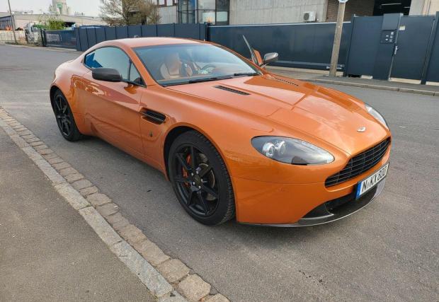 Галерия от 15 снимки с Aston Martin V8 Vantage