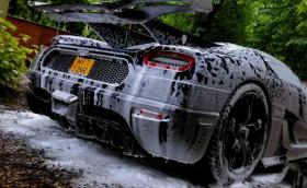 Как се мие кола, чиито джанти струват 75 000 лв.? Koenigsegg One:1 на спа. Видео