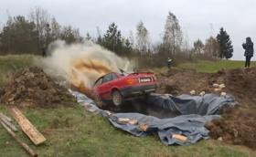 Дядо забива Audi-то си в басейн с 12 000 литра Coca-Cola. Просто защото може. Галерия и видео