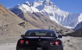 Как да качиш Nissan GT-R до подножието на Еверест. Не сте виждали такава кола, по такива пътища. Галерия с 25 кадъра