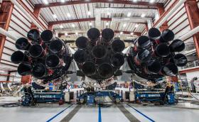 Илон Мъск показа Falcon Heavy, най-мощната съвременна ракета. И каза, че може да гръмне още на площадката
