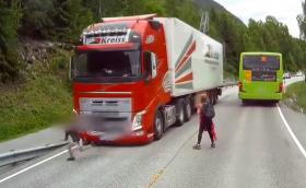 Влекач на Volvo спря сам и спаси дете? Видео 
