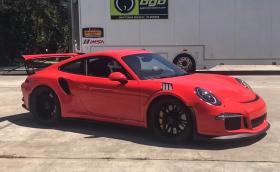 Това е единственото Porsche 911 GT3 RS с ръчни скорости. Монтирана е кутия от 911 R