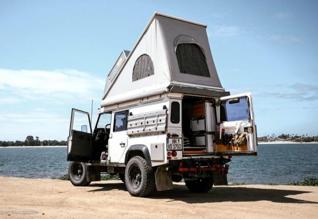 С Defender през Америка. Историята на двама немски учители по английски