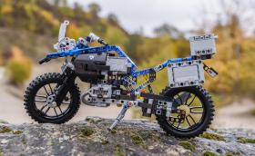 Колко части има в едно BMW R 1200 GS Adventure? Това е съставено от 603 и не идва от Берлин, а от фабриките на Lego. Галерия и видео