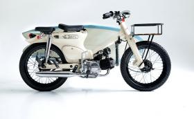 Deus ‘Sea Sider’ е Honda Super Cub C70 за сърфисти. Готина