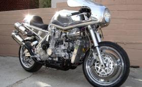Honda CBX V12 е абсурдно чудовище. Галерия и видео