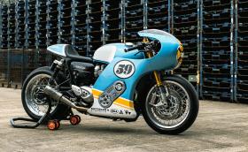 ‘Phantom Blaze’ e Triumph Thruxton R с механичен компресор и метални панели, правени 300 часа
