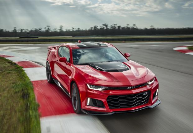 Chevy Camaro ZL1 идва с гръм и трясък, с 10-степенна трансмисия и 650 коня