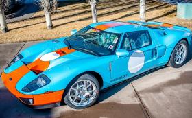 Този Ford GT Heritage Edition е от 2006 г. И е със 100 хил. долара по-скъп от модел 2017. Който не може да си купите...