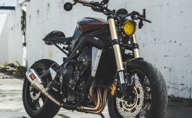 Ardent Racer Triumph Street Triple от Южна Африка. С боя на Renault
