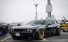 Liberty Walk SRT8 Challenger. Когато Изтокът срещне Запада, нещата стават брутални