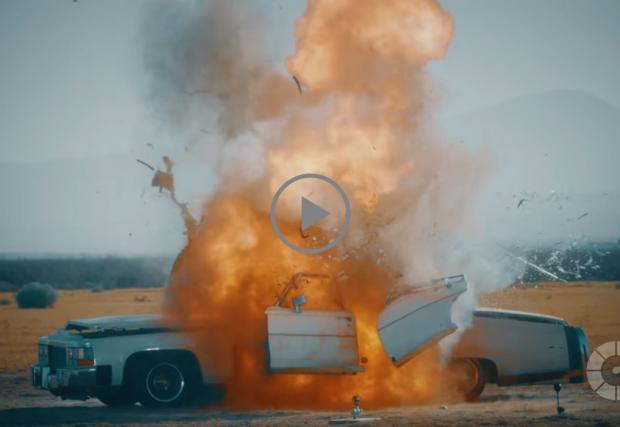 Вижте как този Cadillac се пръсва на парчета, в огнено кълбо. На забавен кадър. Видео