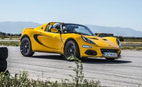Lotus Elise Experience е страхотен начин да карате едни от най-яките спортни коли на писта