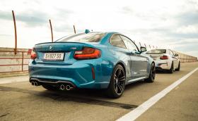 Карахме BMW M2 на писта. Колата е доста забавна и не само звучи, като истинска M-ка